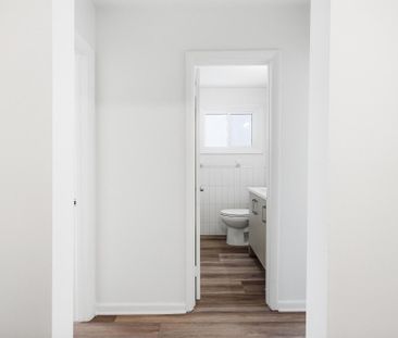 For Lease - 896 Pinewood Crescent Unit# 1, Britannia Heights - Quee... - Photo 2