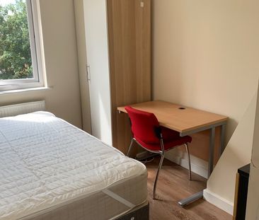 5 Bed Terraced House, Eden Grove, BS7 - Photo 3