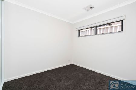 Modern & Bright Villa In Prime Location - Photo 3