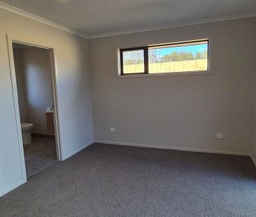 Stylish 4BR Home in One Tree Point - Photo 2