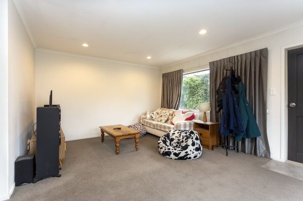 Lovely three bedroom home in Burwood! - Photo 1
