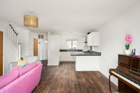 2 bedroom semi-detached house to rent - Photo 2