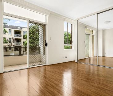 Sun-filled split level apartment - Photo 5