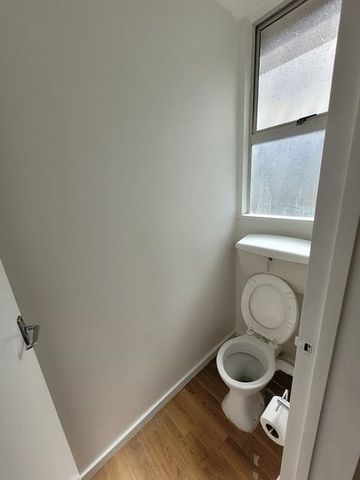 Recently renovated 1-bedroom unit - Photo 4