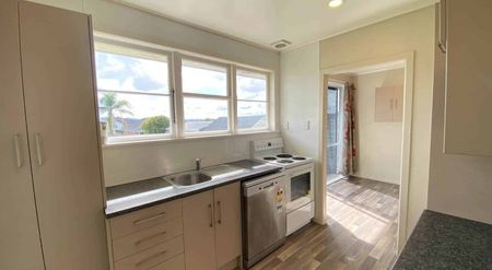 Charming 3-Bedroom Home Perfect for Families - Photo 3