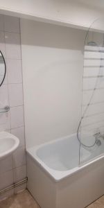 Au 1er étage sans ascenseur, un appartement comprenant: cuisine dinatoire aménagée et équipée, ... - Photo 4