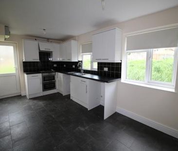 2 bedroom end of terrace house to rent - Photo 4