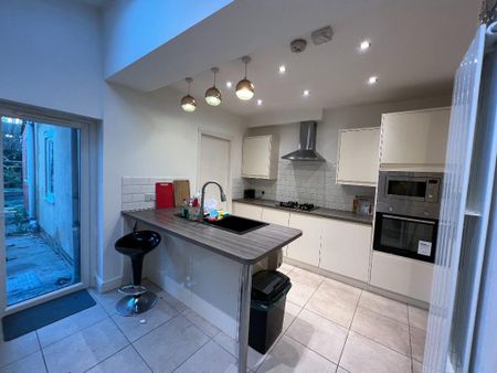 1 bedroom in a house share to rent - Photo 4
