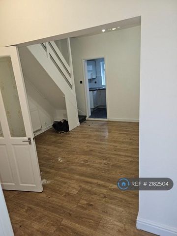 3 bedroom end of terrace house to rent - Photo 2