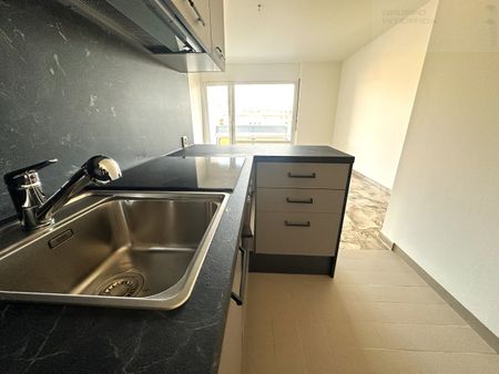 LUMINOUS 2.5-ROOM APARTMENTS RENOVATED - Photo 3