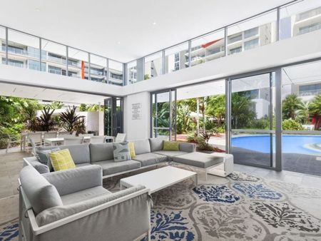 Elevated Coastal Living: Spacious 3rd-Floor Apartment with Resort-Style Facilities - Photo 2