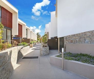 SUNLIT AND SPACIOUS TOWNHOUSE WITH AMAZING VIEWS - Photo 6