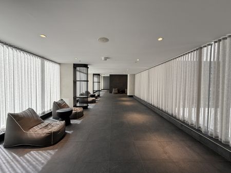 Superbe 3 ½ neuf, 1 chambre, semi-meublé, avec stationnement et rangement inclus. - Photo 5