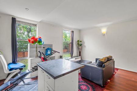 Fully furnished, 1 bedroom unit - Photo 2