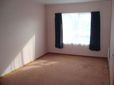 2 BEDROOM SUNNY UNIT, SINGLE GARAGE, HEAT PUMP - Photo 3