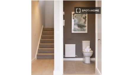 Room for rent in 5-bedroom house in Cherrywood, Dublin - Photo 5