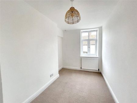 2 bedroom end of terrace house to rent - Photo 3