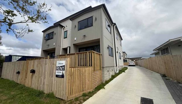 Modern, Stylish & Perfectly Located – Brand New 4-Bedroom Home in Māngere East - Photo 1
