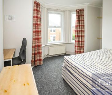 6 bedroom detached house to rent - Photo 4