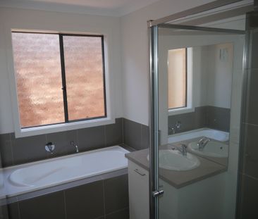 Close to Tarneit Train Station. - Photo 5