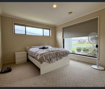 Sought after location, you don't want to miss this! - Photo 4