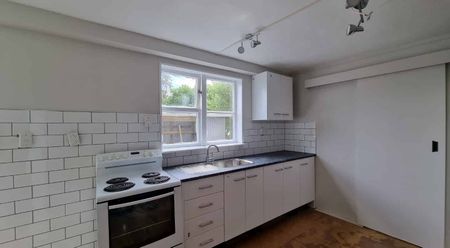 2 bedroom home in handy location - Photo 4