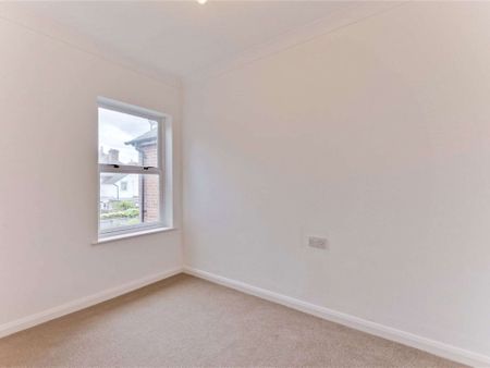 A two bedroom mid-terraced property located in the centre Guildford. - Photo 2