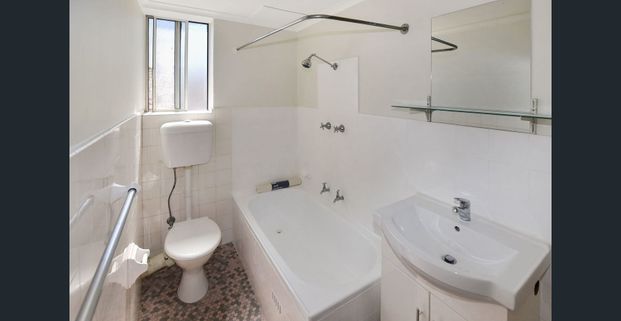 Well Maintained One Bedroom Apartment in Idyllic Location - Photo 1