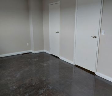 Beautifully Renovated Unit - Photo 6