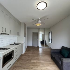 Spacious studio apartment for lease - Photo 2