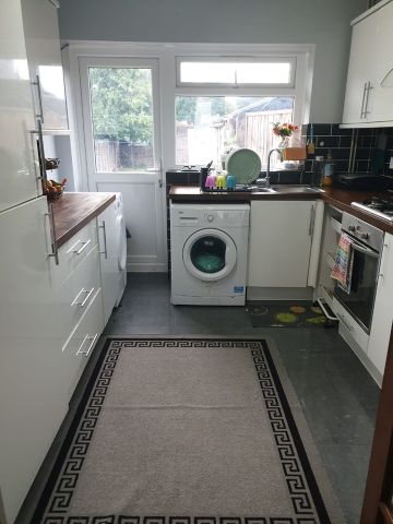 3 Bed Semi-Detached House, Stoneygate Road, LU4 - Photo 4