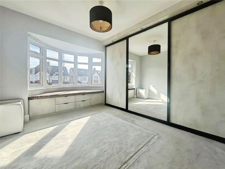 Central Avenue, Hounslow, TW3 2RJ - Photo 4