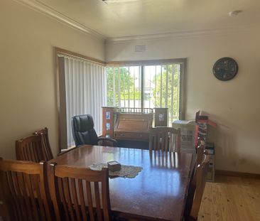 PERFECTLY POSITIONED FAMILY HOME - Photo 4