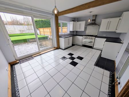 A 3 Bedroom Terraced - Photo 2