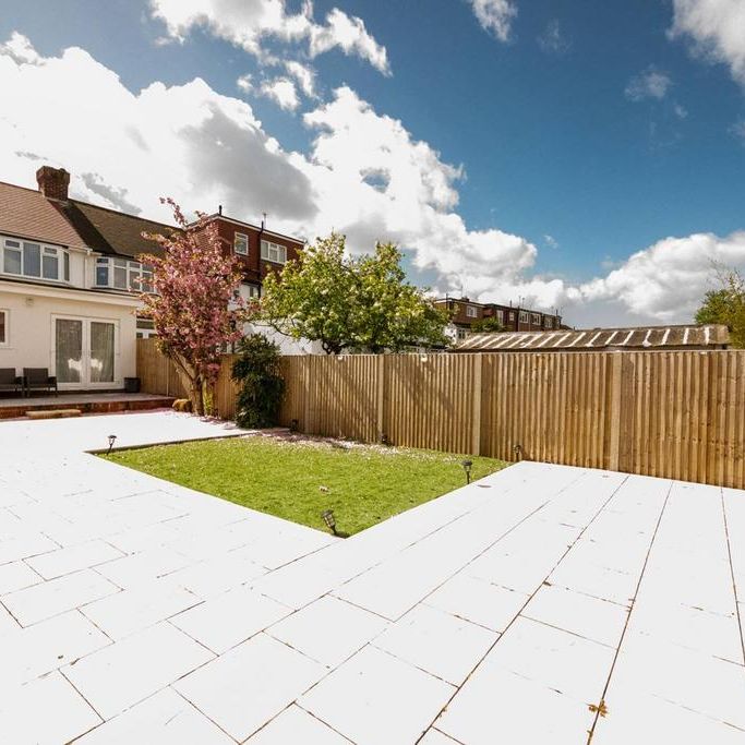 3 bedroom end of terrace house to rent - Photo 1