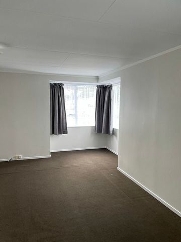 This stylish 3-bedroom family home in a safe neigh - Photo 2