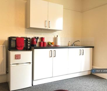 1 bedroom in a house share to rent - Photo 2