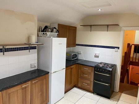 3 bedroom flat to rent - Photo 5