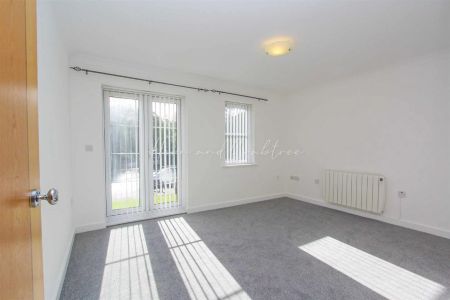 2 Bedroom Apartment - Purpose Built - Photo 2