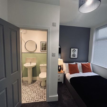 2 bedroom end of terrace house to rent - Photo 2