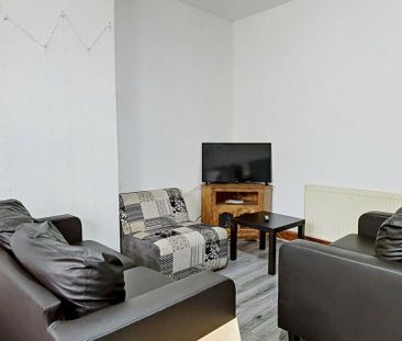 3 bedroom flat to rent - Photo 2