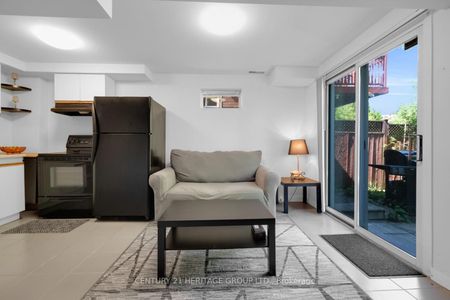 For Lease - 431 Carruthers Avenue, Newmarket, Ontario - Photo 2