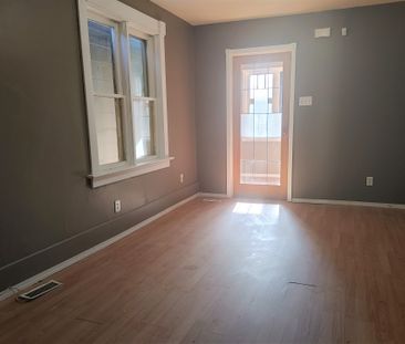 1167 ROBINSON 3 BEDROOM HOUSE WITH GARAGE - Photo 6