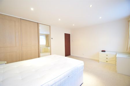 4 bedroom house - detached - Photo 3