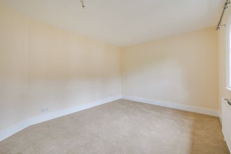 This charming detached three bedroom property is set in an idyllic spot overlooking Kew Green. Bright and spacious with a large garden backing on to the Royal Botanical Gardens. Available now on an unfurnished basis. - Photo 3