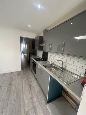 5 bedroom terraced house to rent - Photo 3