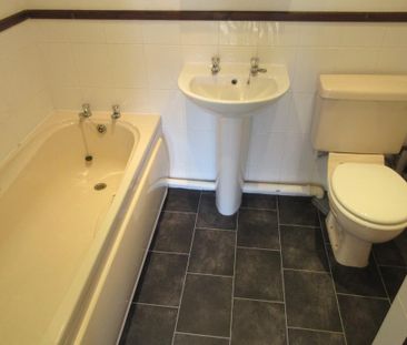 2 bedroom end of terrace house to rent - Photo 4