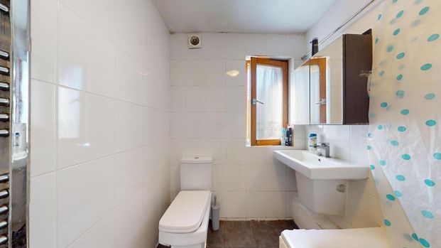 2 bedroom ground floor flat to rent - Photo 1