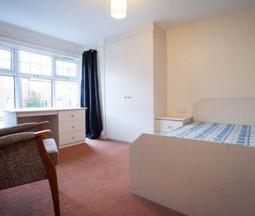 8 Bed - Ash Road, Leeds, - Photo 3