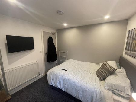 1 bedroom in a house share to rent - Photo 3